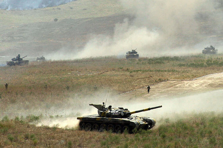 «Азербайджан стягивает технику к границе Нагорного Карабаха, формируя ударную группировку. Баку может начать операцию по установлению контроля над регионом в ближайшее время»