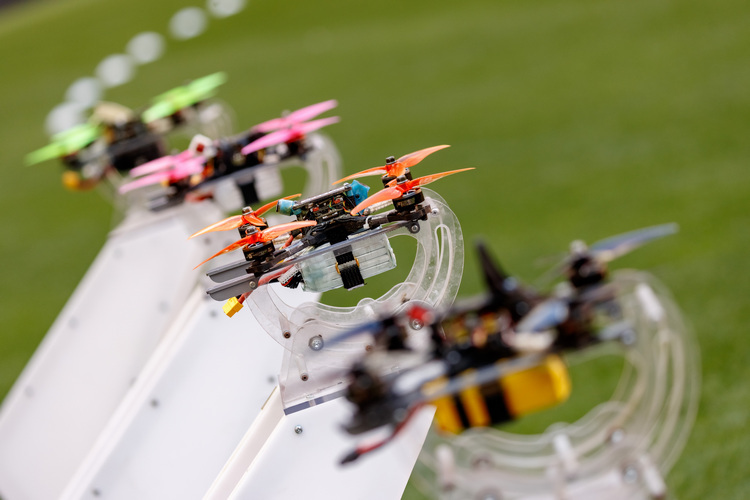 Гонки дронов делятся на три категории — полоса препятствий, по прямой, выполнение трюков