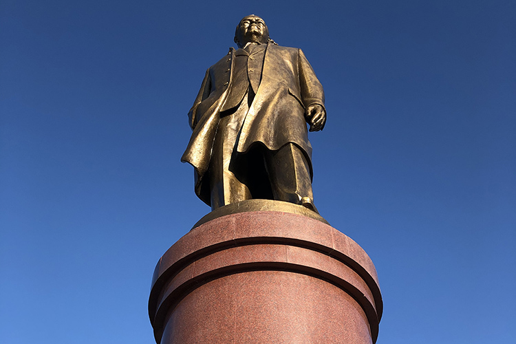 Памятник Исламу Каримову на его родине в Самарканде