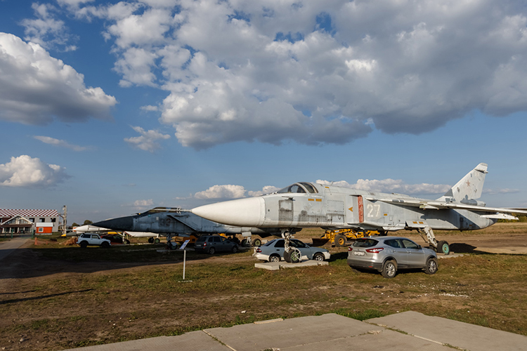 Авиамузей - в стадии формирования. На фото: Су-24, за ним - МиГ-31