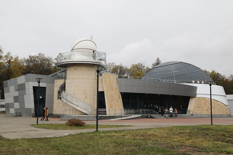 Второй объект — это обсерватория, расположенная в 20 км к западу от Казани в поселке Октябрьский (Обсерватория) Зеленодольского района на высоте 92 метра над уровнем моря