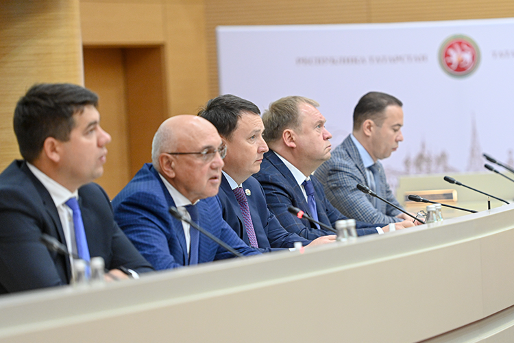 В этом году на модернизацию коммунальной инфраструктуры федеральный бюджет выделил Татарстану 1 млрд рублей, еще 1 млрд «подтянули» из бюджета РТ. «Мы вообще рассчитывали на 4 миллиарда», — посетовал Марат Айзатуллин (третий слева)
