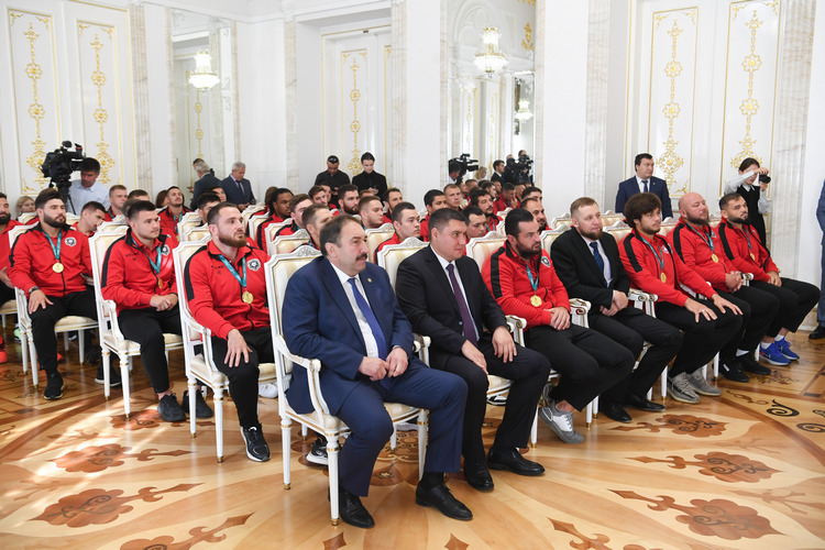 Одним из самых счастливых на церемонии был премьер-министр Татарстана Алексей Песошин. Если все официальные лица расположились в правом ряду, то у Песошина было место в левом — вместе с командой
