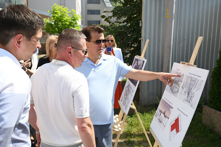 Этим летом мэр Казани Ильсур Метшин оценилработы, проведенные во дворах домов на Баумана, 22, 24 и 26 и рассмотрел предложения бизнесменов по новым проектам