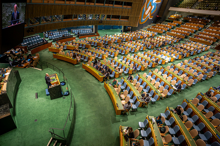 Олаф Шольц выступает перед пустым залом на общих дебатах Генеральной Ассамблеи ООН