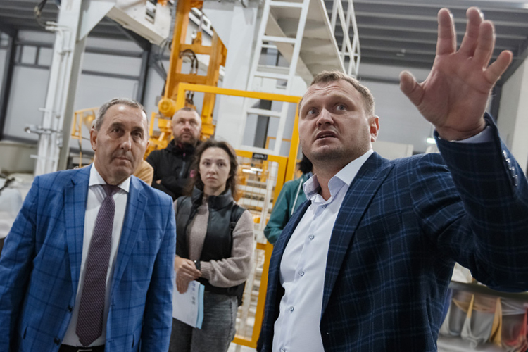 Как сообщил основатель компании Андрей Рыжков (справа на фото), инвестиции в завод в Казани составили 400 миллионов рублей