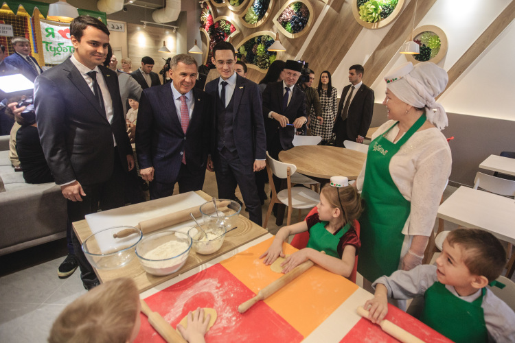Султан Сафин и Руслан Гильмутдинов продвигают татарскую кухню. Сейчас у «Тюбетея» 7 заведений, общий оборот компании по итогам 2022-го — около 300 млн рублей