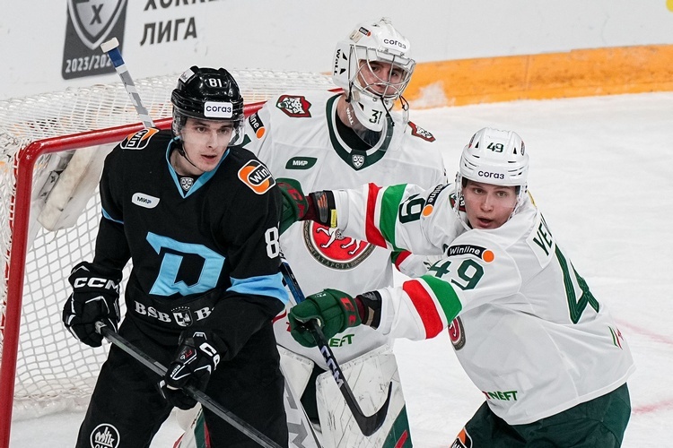 Артур Ахтямов (в центре) провёл первый полный матч в КХЛ