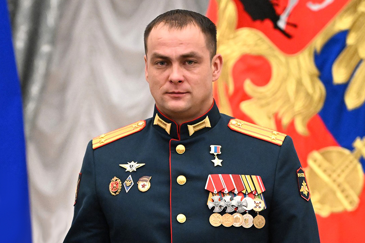 Герой России и трижды кавалер ордена Мужества Ирек Магасумов находится в СИЗО: его обвиняют в убийстве. Причем фабула дела достаточно неоднозначная