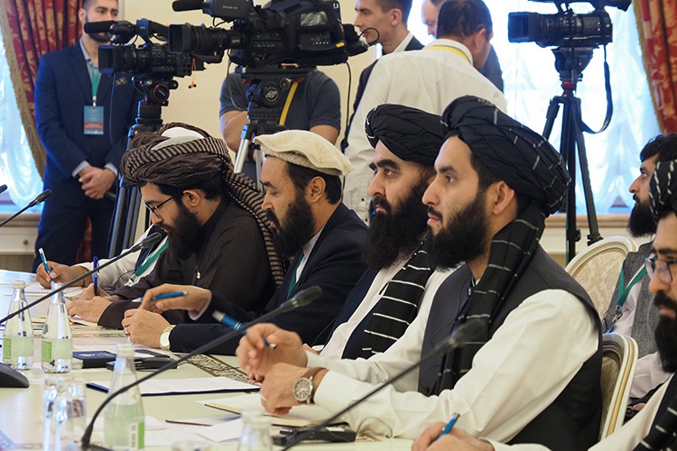По словам Кабулова, Москва связывает возможность исключения представителей талибов* из санкционного списка Совбеза ООН с выполнением ими взятых на себя обязательств в области формирования кабинета министров