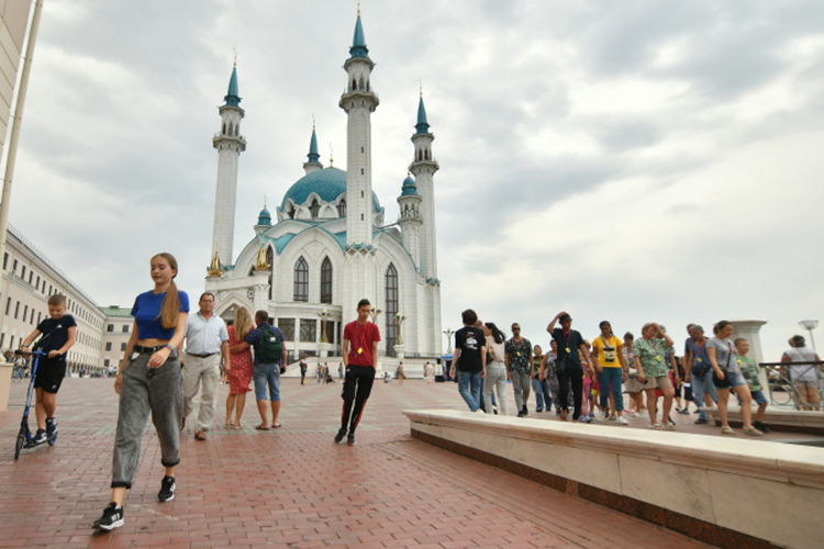 Татарстан является привлекательным и для иностранных граждан. Если в предыдущей редакции документа говорилось, что ежегодно в республику приезжают более 100 тыс. иностранцев, то теперь речь идет уже о более 300 тыс. человек