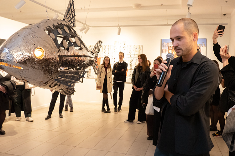 Шленкин создал концептуальную основу к экспонату «Рыба молчания» за несколько дней до открытия выставки — скульптура посвящена темам, о которых принято молчать