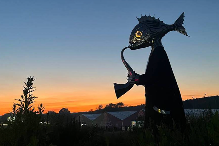 Скульптура Шленкина «Глашатай» на фестивале «Дикая мята» в Тульской области
