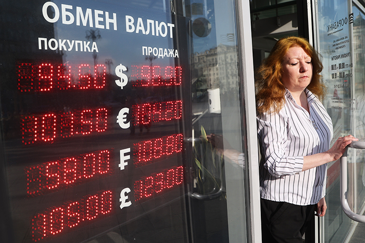 «Если ничего не делать, к середине месяца доллар будет стоить 104–105 рублей»