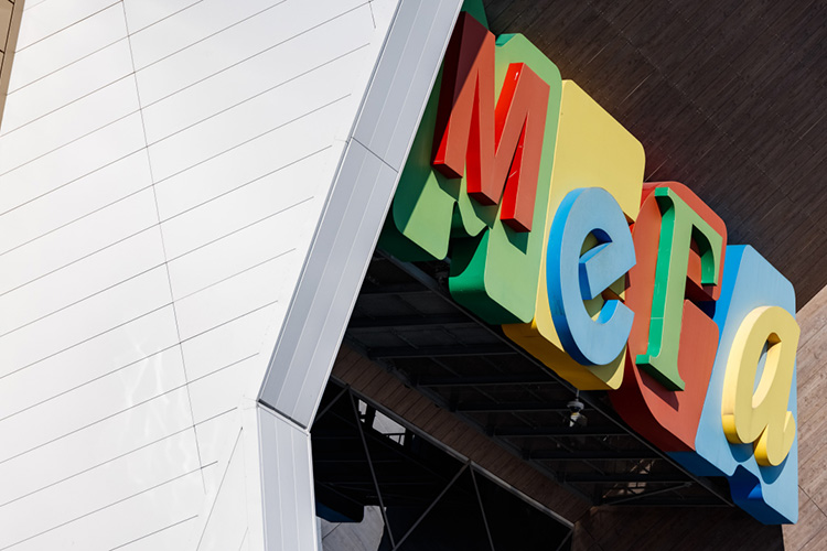 Сеть торговых центров «Мега» продолжит работать в России под своим названием, а также сохранит штат сотрудников