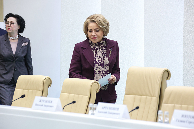 Спикер Совета Федерации Валентина Матвиенко, вероятно, как и пресса, ожидавшая острой дискуссии