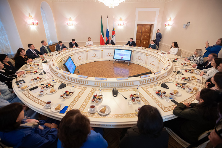Ильсур Метшин встретился с казанскими учителями сегодня утром за круглым столом в одном из залов Казанской Ратуши