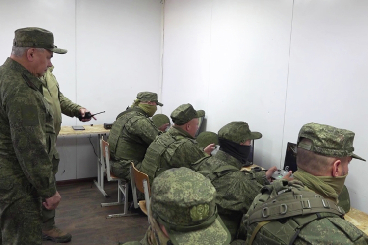Министр обороны РФ Сергей Шойгу провел проверку в местах подготовки военнослужащих по контракту и добровольцев подразделений БАРС на полигонах Южного военного округа