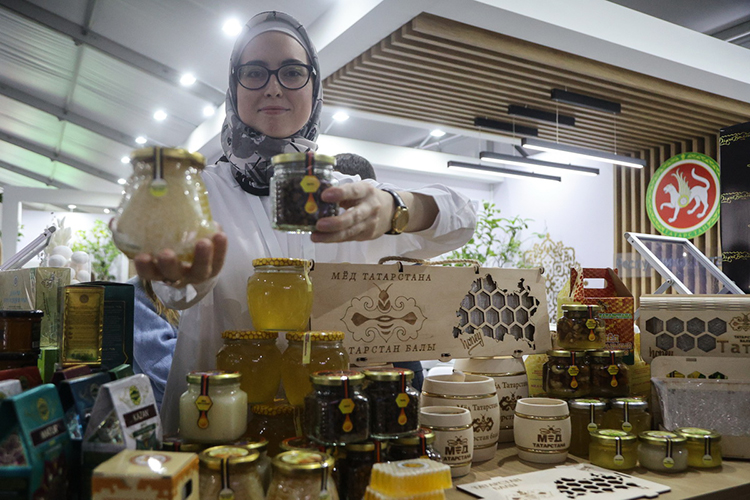 Компания Tatarcha угощала медом из улья
