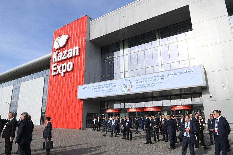 Практически сразу после посадки президента Узбекистана отправили на экскурсию в «Казань Экспо»