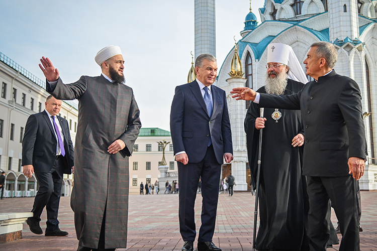 В сопровождении первых лиц республики Мирзёева провели по мечетьи «Кул Шариф» и Благовещенскому собору