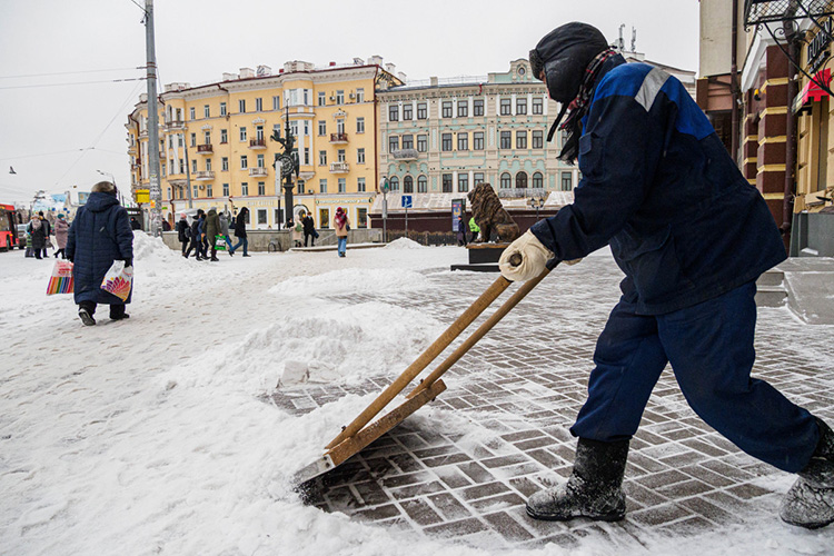 Градоначальник отметил, что больным вопросом для Казани остается уборка тротуаров