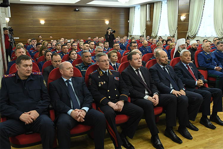 В зале также можно было заметить много высокопоставленных гостей