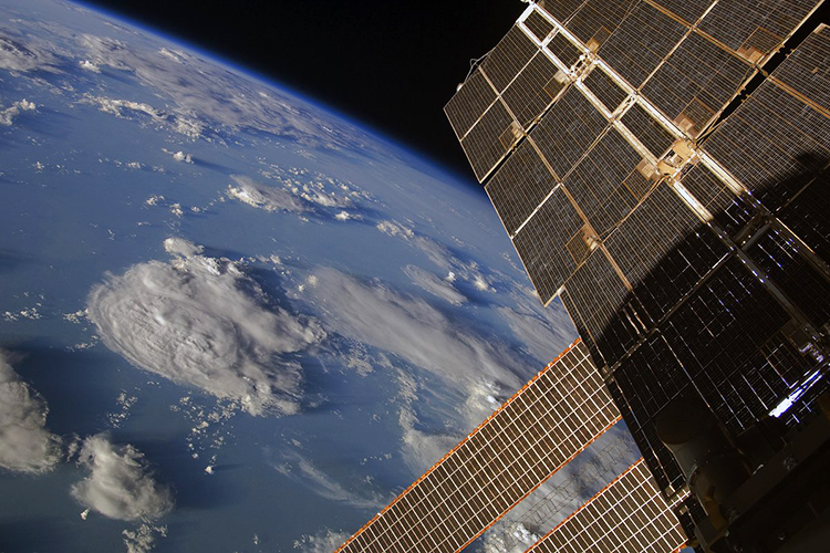 «Роскосмос» хочет продавать спутниковые снимки Земли органам власти и обещает заработать для бюджета 89 млрд рублей до 2035 года, пишут«Ведомости»