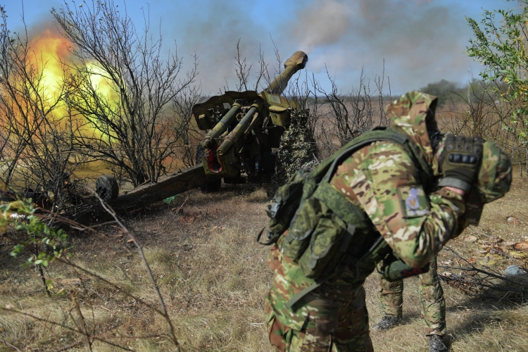 На авдеевском участке российская армия ведет самый массированный артиллерийский обстрел позиций противника за последние месяцы, утверждает телеграм-канал «Два майора»