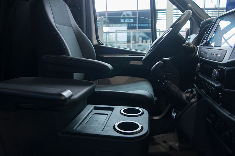 На каждом микроавтобусе с завода для водителей стоит подрессоренное сиденье, которое настраивается в зависимости от веса водителя. Также есть регулировка поясничного отдела, подушки сиденья по высоте и длине и обогрев.