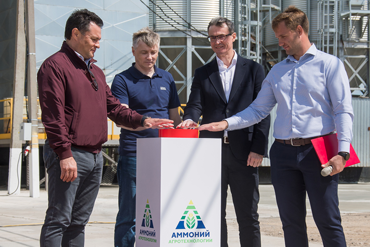 Гендиректор АО «Аммоний» Дмитрий Макаров (второй справа) ранее заявлял о планах запустить осенью 2023 года производство жидких азотных удобрений (карбамидно-аммиачная смесь) с проектной мощностью в 150 тыс. тонн