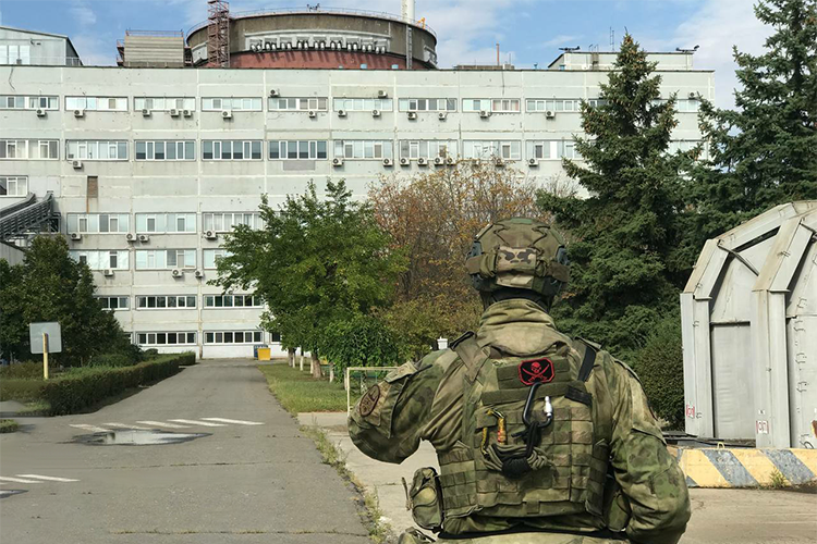 Зеленский пообещал МАГАТЭ, что украинские войска не будут обстреливать Запорожскую АЭС, пытаясь взять ее под контроль. На этой неделе украинская разведка признала, что Киев трижды пытался захватить ЗАЭС, но все атаки были отбиты