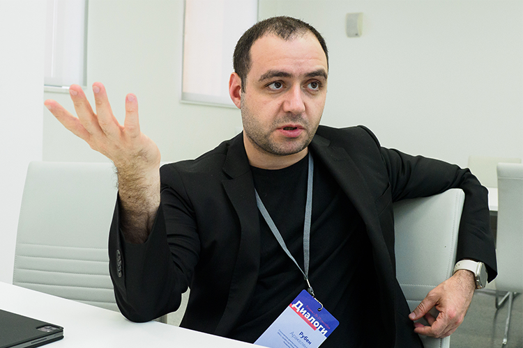 Рубен Аракелян: «Надо иметь принципы, которые у тебя сформированы и кажутся тебе правильными. Ни в коем случае не изменять им, кидаясь на большие гонорары и авторитетных заказчиков. И надо уметь отказываться от работы»