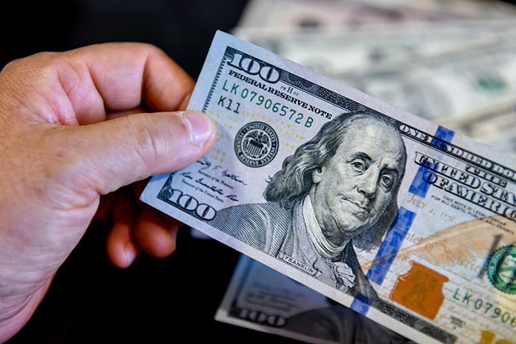 Доллар сегодня может попытаться опуститься к отметке в 95 рублей, допускает ПСБ