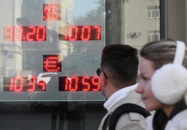 На этой неделе у нацвалюты случились новые американские горки. 9 октября курс доллара превысил 102 рубля (годовое дно), а евро оказался выше 108 рублей