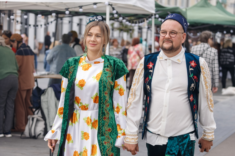 «Татарский современный наряд не ограничивается передником, цветастым платьем и платком. Есть городской костюм казанских татар: платье с нижними воланами, с длинными рукавами и обязательно с элементами национальной вышивки»