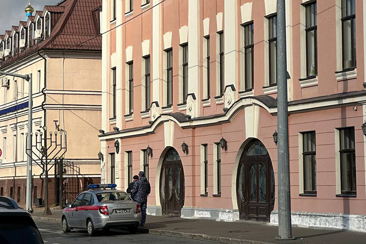 Накануне днем можно было заметить и патрули силовиков возле казанской синагоги