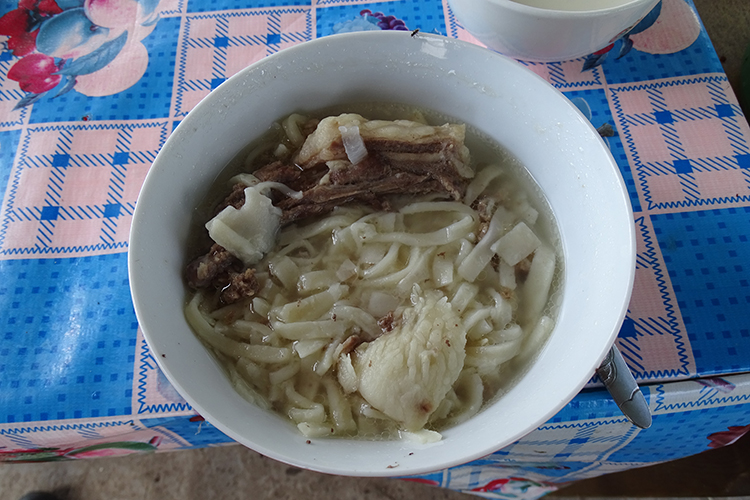 Несколько слов о монгольской кухне. В ней ожидаемо много мяса и много бульона. Обычное обеденное блюдо — это суп с крупной квадратной лапшой. Очень сытное и вкусное