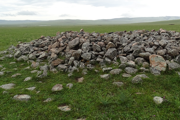 Среди этих каменных летописей есть и вполне реальные. На северо-востоке Монголии есть валун с тамгами, оставленными вождями племен, которые провозгласили Темучжина Чингиз-ханом