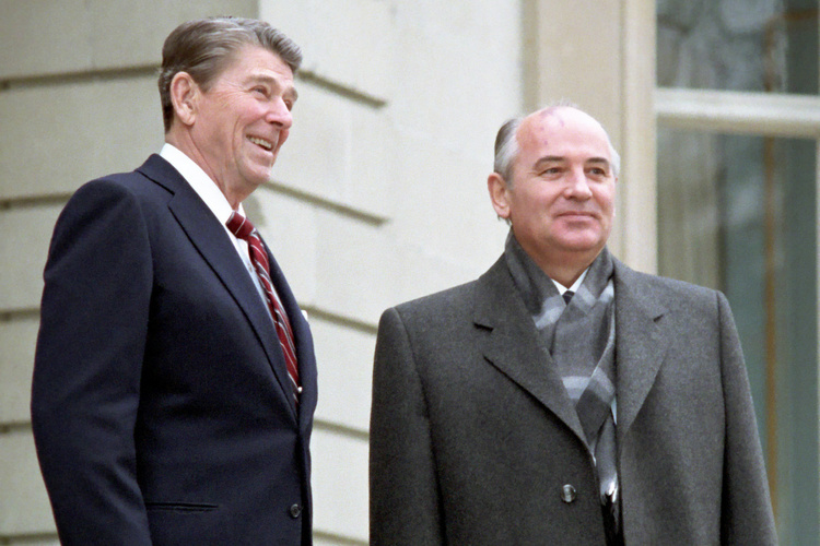 Рейган и Горбачев заключили договор о ликвидации ракет средней и меньшей дальности
