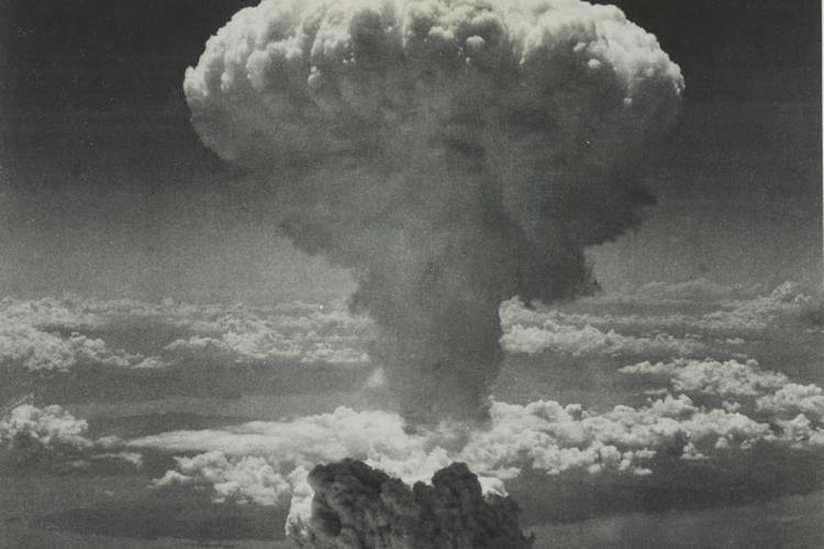 Взрыв американской бомбы над Нагасаки
