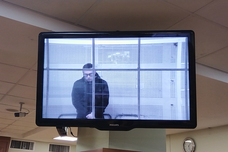 Во вторник, 17 октября, Нурсиль Хусаенов появился на заседании суда по видеоконференц-связи из СИЗО-1. На нем была черная толстовка и очки, руки он держал за спиной, и все заседание провел стоя