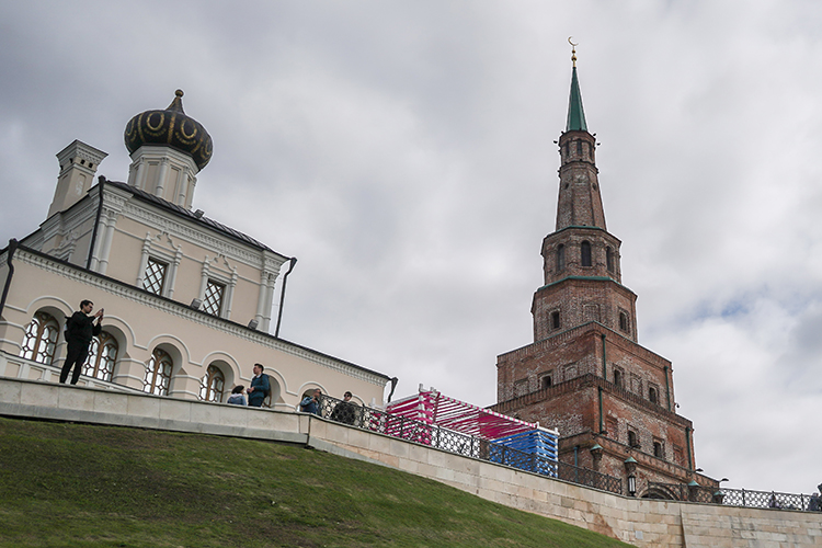 Музей истории государственности татарского народа и Республики Татарстан расположен в здании бывшей Дворцовой церкви в Казанском Кремле, но поскольку здание сейчас светское, креста там нет