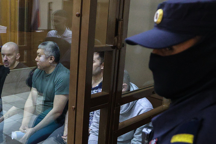 Самбуев (второй слева) указал суду, что его арестовали спустя 10 месяцев после задержания Доронина, но он никуда не пытался скрыться: «Я спокойно находился дома»