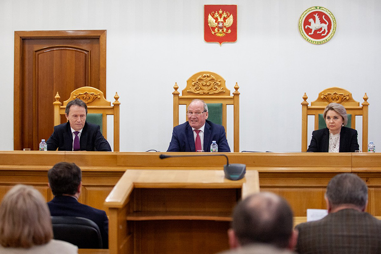 Сегодня председатель совета Ильгиз Гилазов собрал в небольшом зале представителей органов власти и общественных институтов, чтобы презентовать регламент совета, принятый 11 октября
