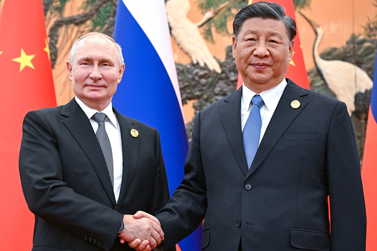 «Я думаю, что Путин и Си обсуждали проблемы взаимоотношений, как Россия и Китай будут действовать в международных организациях по текущим вопросам внешней политики. Конечно, обсуждали ситуацию на Ближнем Востоке, специальную военную операцию и многое другое»