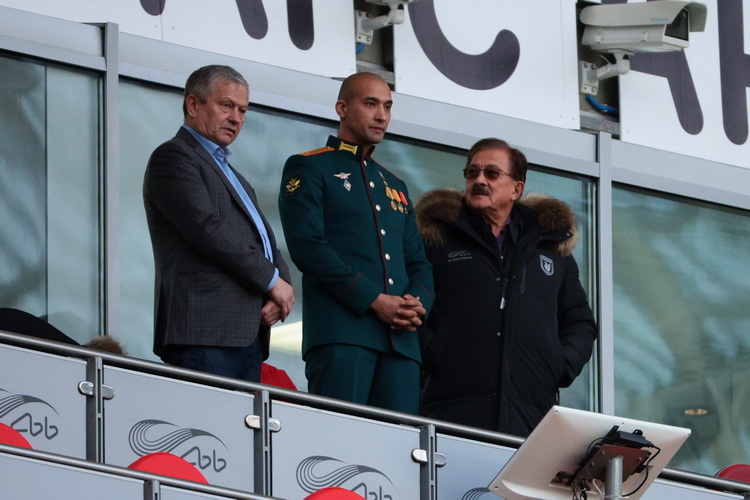 Расим Баксиков смотрел за игрой в компании экс-министр спорта РТ Марата Бариева (слева) и бывшего мэра Казани Камиля Исхакова
