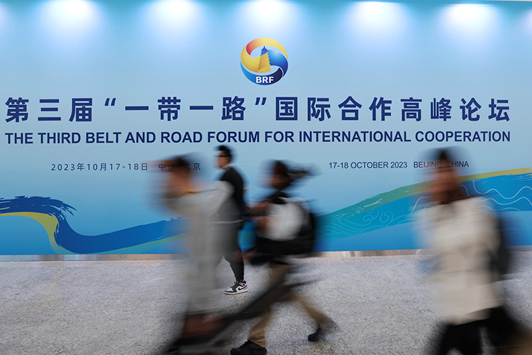 В Китае завершился третий по счету форум китайской инициативы «Один пояс — один путь». Выглядело это по-китайски пафосно и триумфально