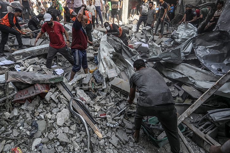 «Израиль проводил ковровые бомбардировки густо населенной Газы. Обещал сравнять ее с землей. Да и предупреждал, что ударит по больнице. Обычно, если израильская бомба или ракета попадают в гражданский объект, Израиль никогда в этом не сознается»