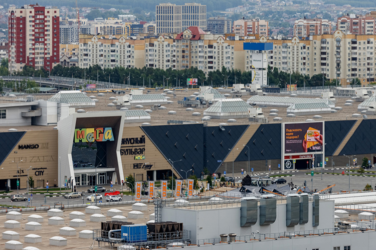Сейчас в «МЕГЕ», которая занимает 120 тыс. «квадратов», пустует 23 тыс. кв.м от закрывшейся шведской IKEA, и еще 13 тыс. «квадратов» — от гипермаркета OBI, который переехал в соседнее здание